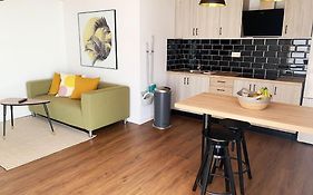 Moderna Casa De Invitados Con Terraza Y Piscina